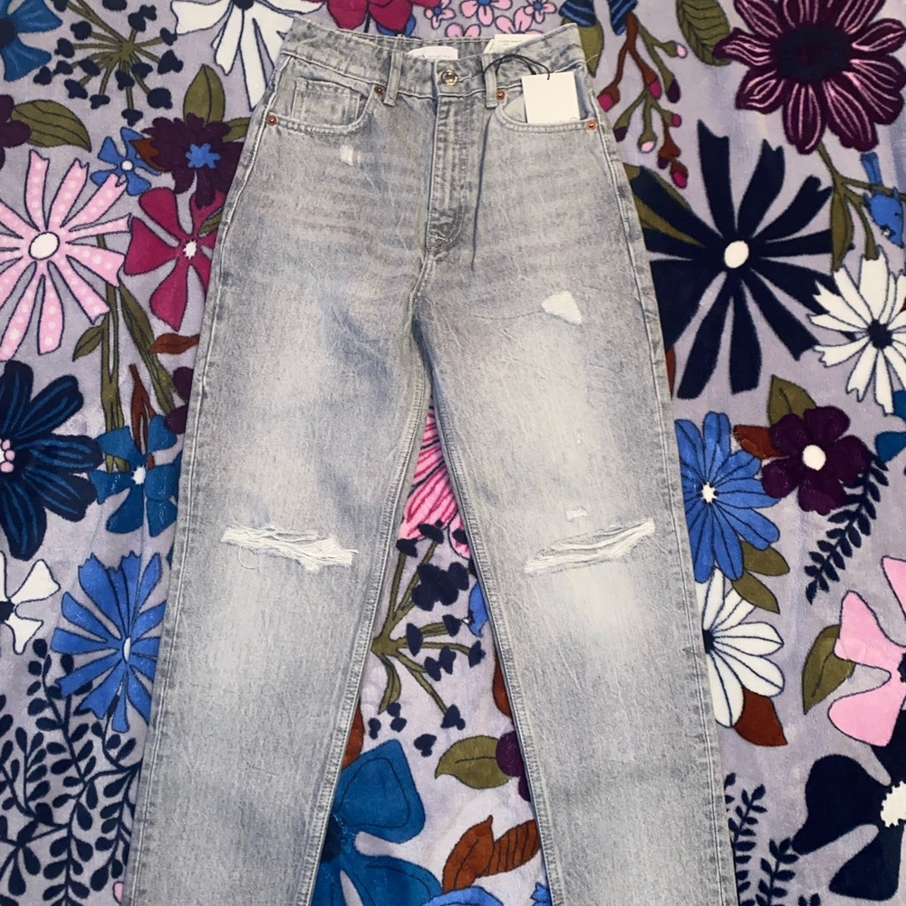 Never worn, Zara high rise, classic mom fit jeans. Grey, bleached look.